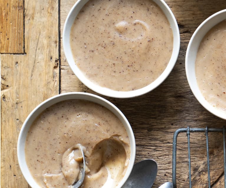 Petite crème aux dattes et à la boisson à l'amande