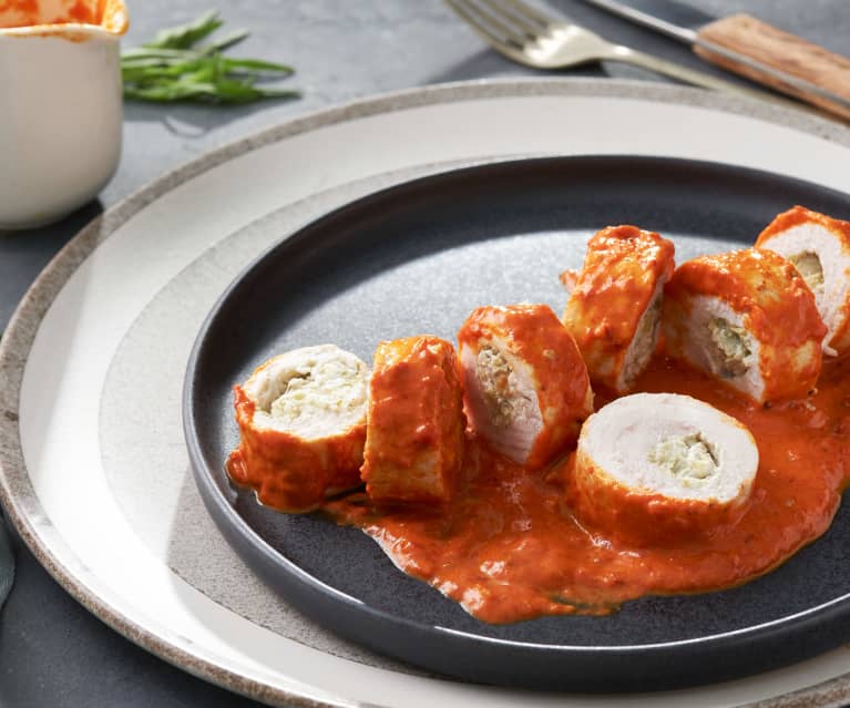 Rollitos de pollo al vacío con salsa de pimientos Rollitos de pollo al vacío con salsa de pimientos