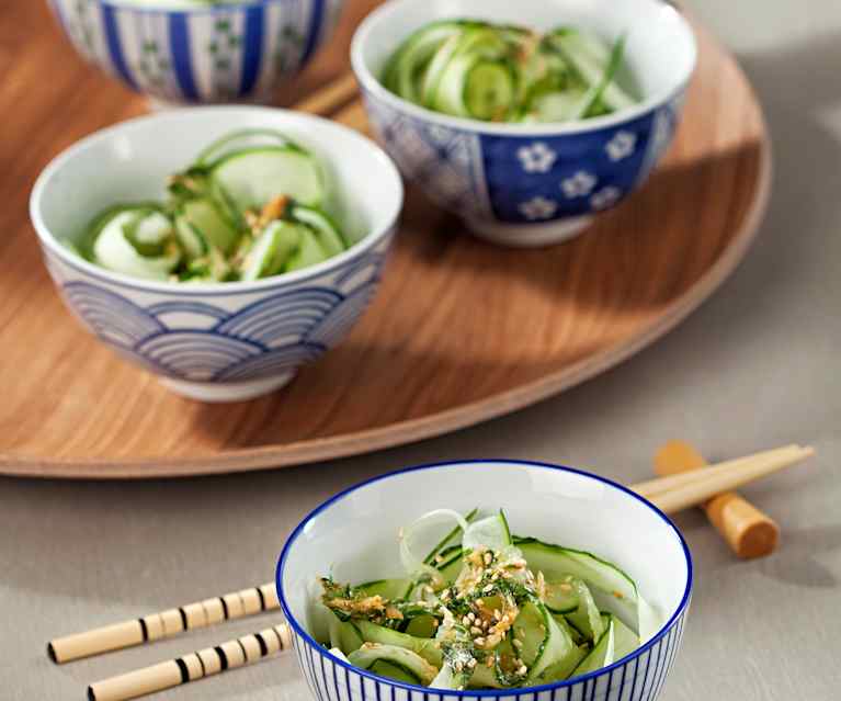 Ensalada japonesa de pepino con aliño aromático de hierbas Ensalada japonesa de pepino con aliño aromático de hierbas