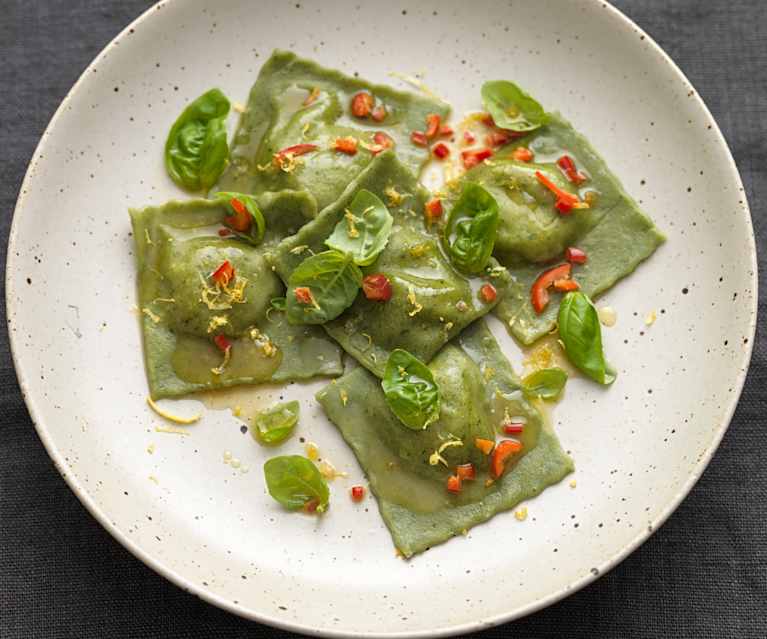 Basilikum-Ravioli mit Garnelen und Spargel Basilikum-Ravioli mit Garnelen und Spargel