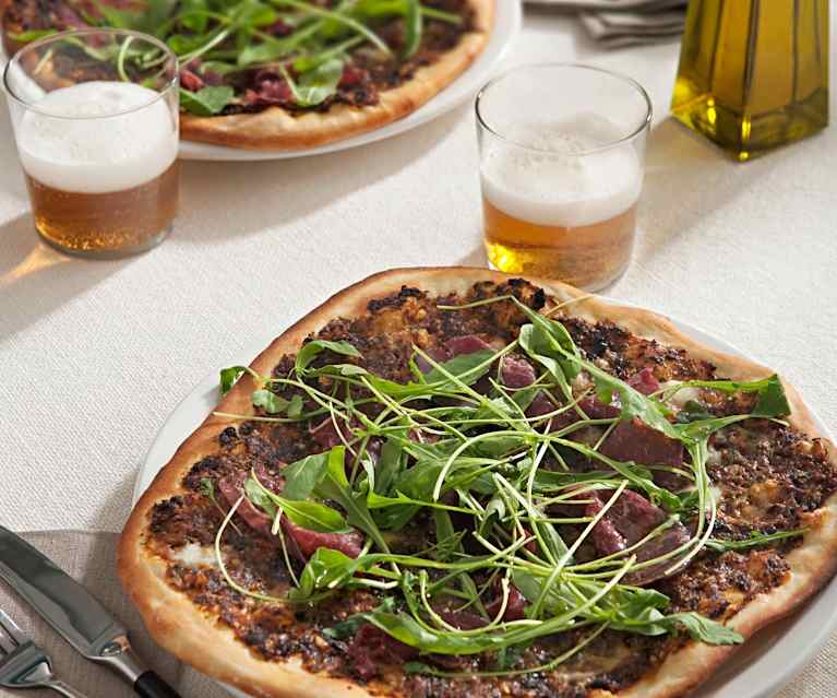 Pizza de cecina con pesto rojo y rúcula Pizza de cecina con pesto rojo y rúcula