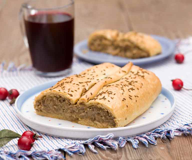 Kulebjaka - piroh se zelím a houbami Kulebjaka - piroh se zelím a houbami