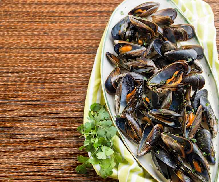 Mexilhões com molho de natas e coentros