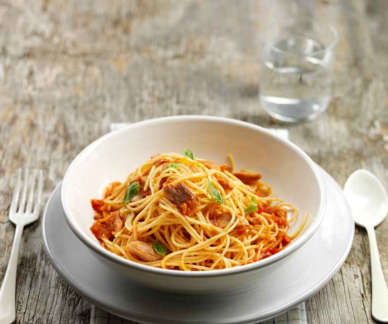 Esparguete com atum e molho arrabiata Esparguete com atum e molho arrabiata