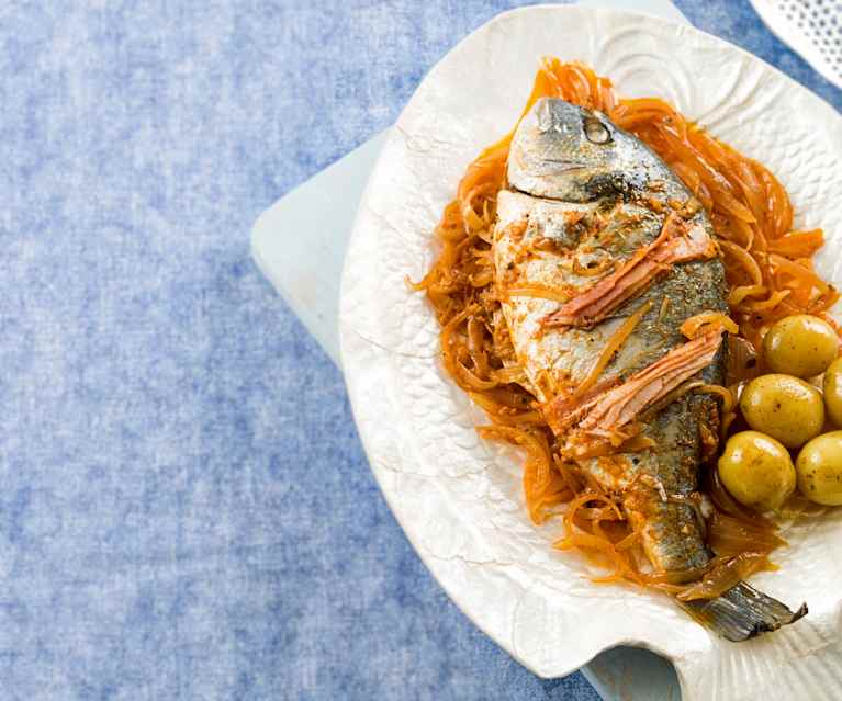 Dourada com cebolada e batatinhas novas Dourada com cebolada e batatinhas novas