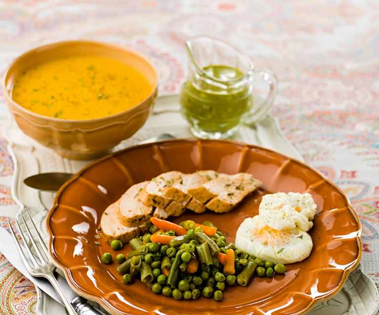 Refeição completa para 4: Creme de legumes e frango com ervilhas, feijão-verde, cenouras e ovos escalfados Refeição completa para 4: Creme de legumes e frango com ervilhas, feijão-verde, cenouras e ovos escalfados