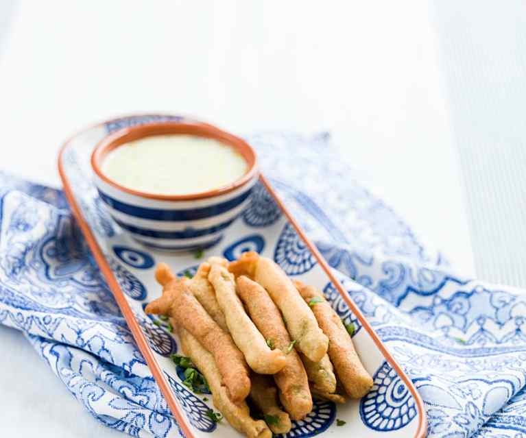 Peixinhos-da-horta com molho de salsa Peixinhos-da-horta com molho de salsa
