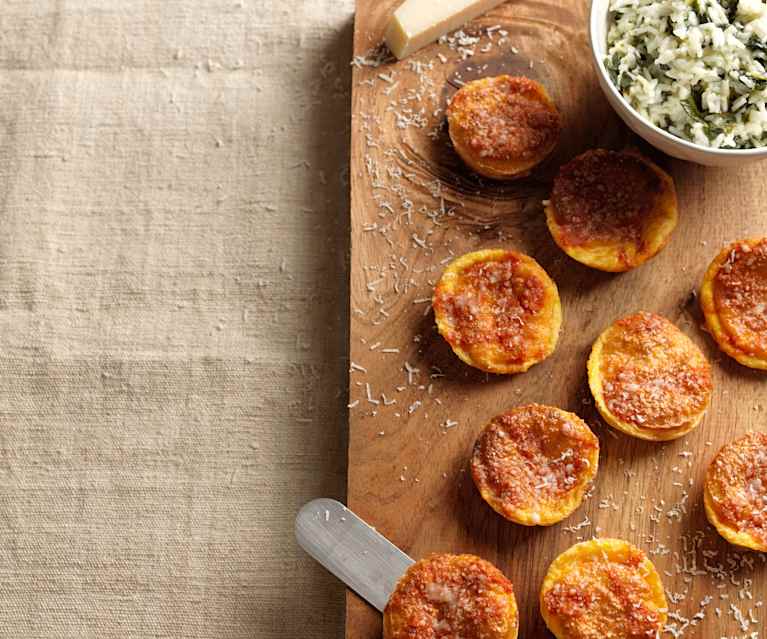 Souflezinhos com molho de tomate e arroz de espinafres Souflezinhos com molho de tomate e arroz de espinafres