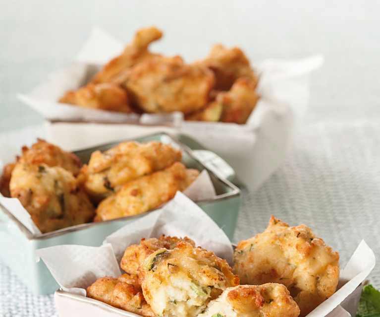 Buñuelos de calabacín, queso feta y menta Buñuelos de calabacín, queso feta y menta