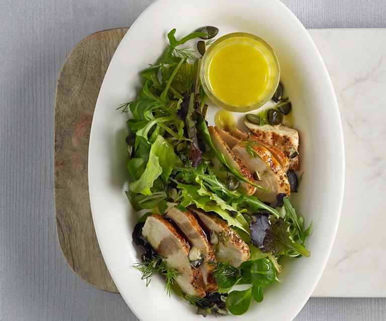 Hendlfilet auf Blattsalat mit Senfdressing Hendlfilet auf Blattsalat mit Senfdressing