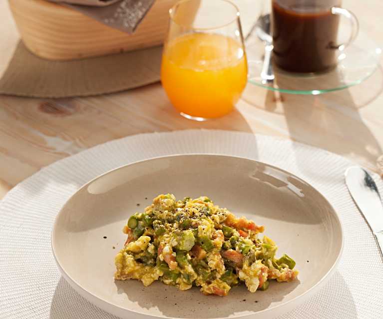 Uova strapazzate con asparagi e bacon Uova strapazzate con asparagi e bacon