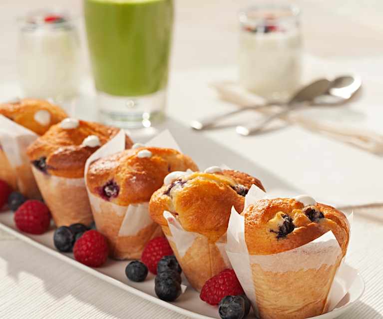 Muffins con arándanos, frambuesas y crema de yogur Muffins con arándanos, frambuesas y crema de yogur