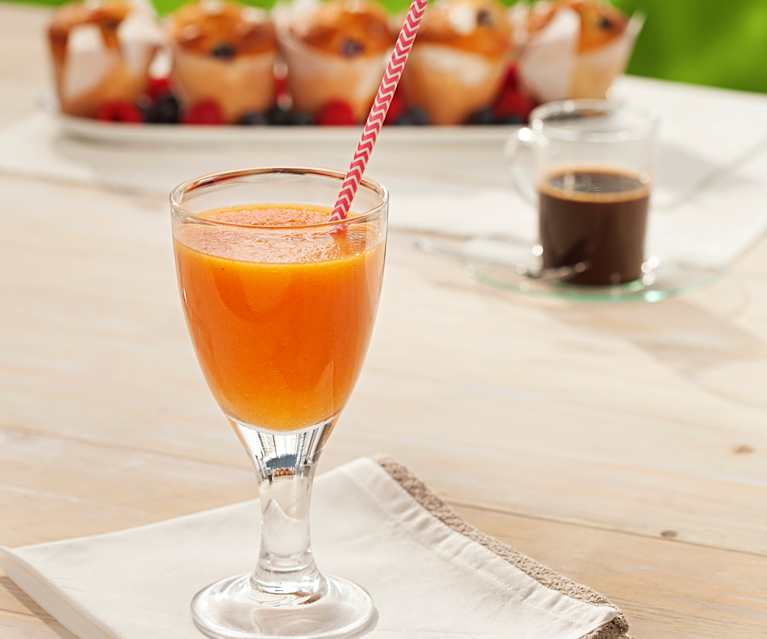 Zumo de naranja, papaya y clavo Zumo de naranja, papaya y clavo
