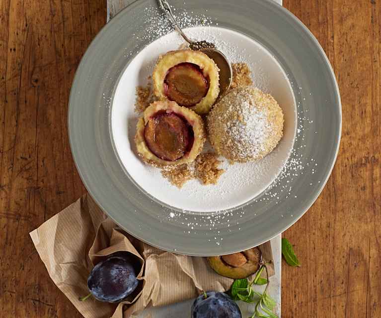 Zwetschkenknödel mit Butterbröseln Zwetschkenknödel mit Butterbröseln