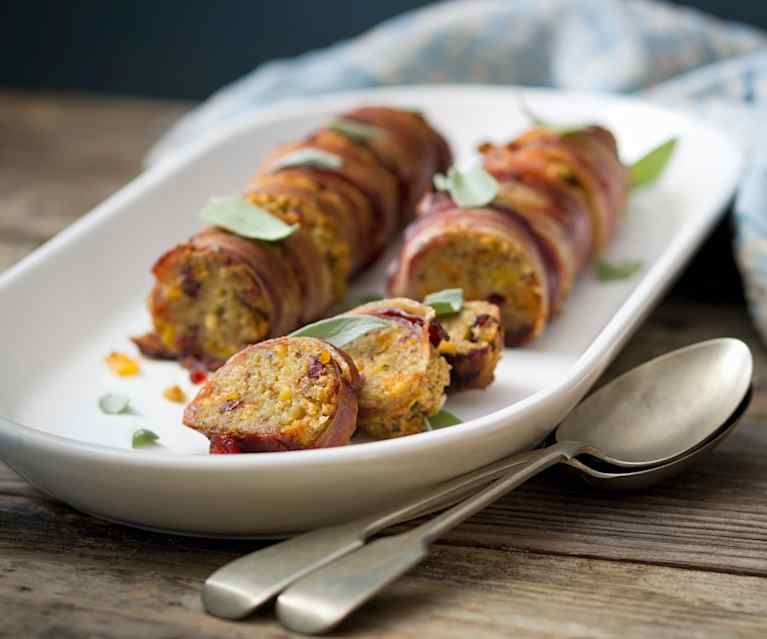 Rouleau farci à l'abricot en robe de pancetta (Australie) Rouleau farci à l'abricot en robe de pancetta (Australie)