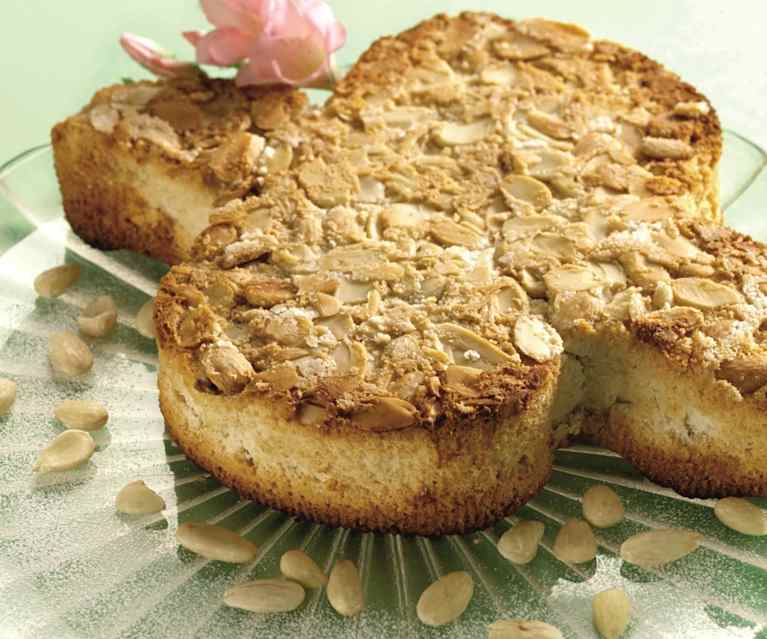 Velikonoční holubička s mandlemi Velikonoční holubička s mandlemi