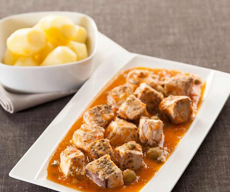 Bonito con salsa de tomate, alcaparras y aceitunas Bonito con salsa de tomate, alcaparras y aceitunas