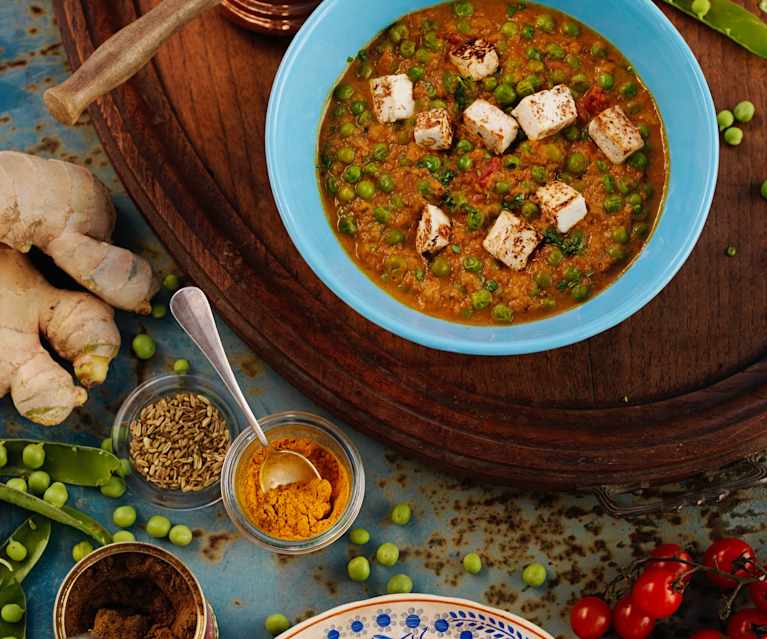 Zuppa al curry con formaggio paneer Zuppa al curry con formaggio paneer