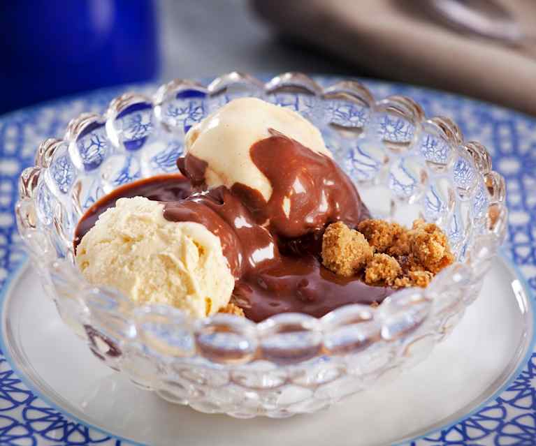 Crumble de nozes com gelado de baunilha e molho de chocolate Crumble de nozes com gelado de baunilha e molho de chocolate