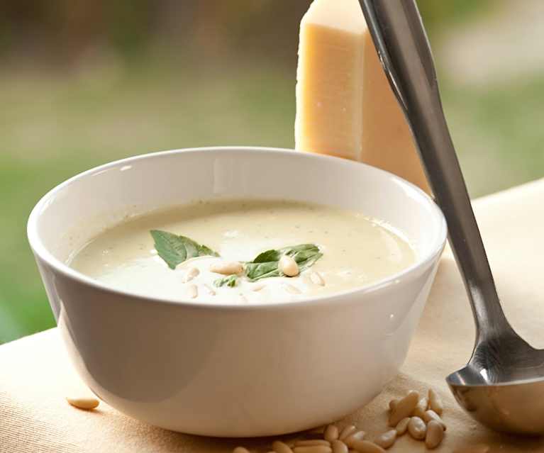 Crema fría de albahaca y piñones Crema fría de albahaca y piñones