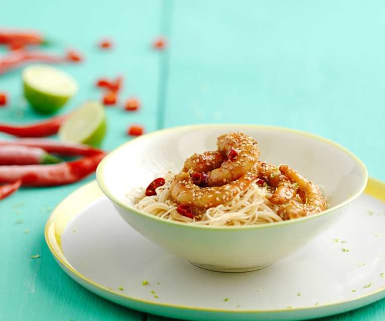 Noodles com camarões e molho teriyaki Noodles com camarões e molho teriyaki