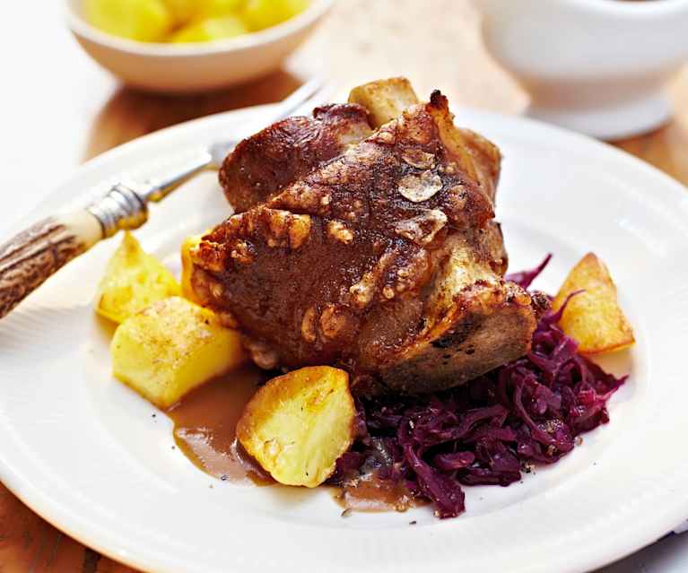 Schweinehaxen mit Kartoffeln und Malzsauce Schweinehaxen mit Kartoffeln und Malzsauce
