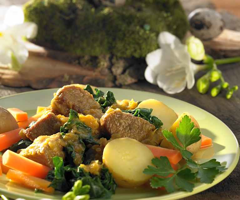 Lamm mit Blattspinat, Kartoffeln und Möhren Lamm mit Blattspinat, Kartoffeln und Möhren