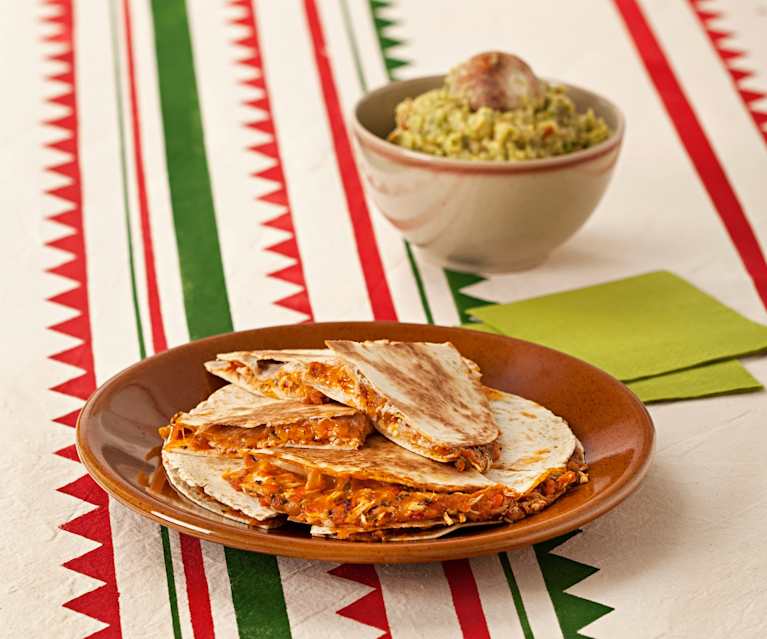 Gefüllte Tortillafladen mit Hähnchen, Tomate und Koriander Gefüllte Tortillafladen mit Hähnchen, Tomate und Koriander