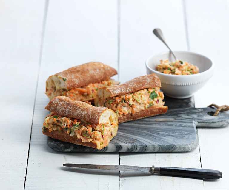 Recheio de salmão e cole slaw para sanduíches Recheio de salmão e cole slaw para sanduíches