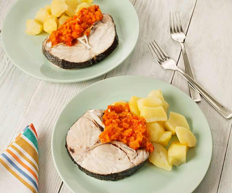 Merluza con patatas y salsa de tomate Merluza con patatas y salsa de tomate