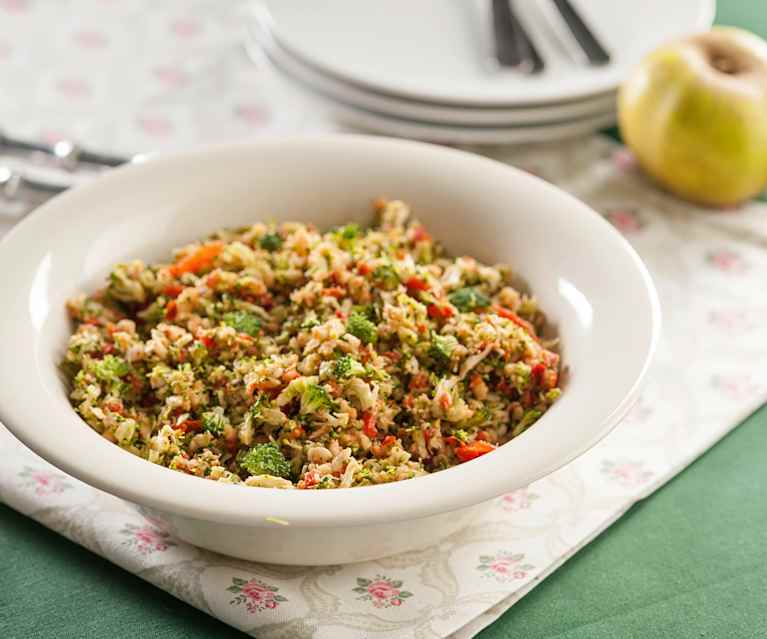 Ensalada de brócoli, pimiento y manzana Ensalada de brócoli, pimiento y manzana