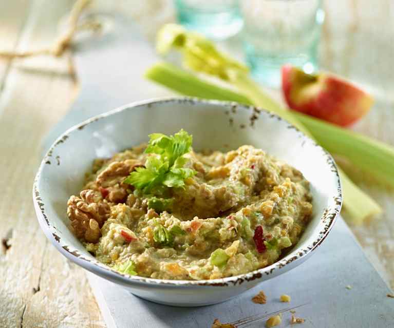 Apfel-Walnuss-Salat mit Staudensellerie Apfel-Walnuss-Salat mit Staudensellerie