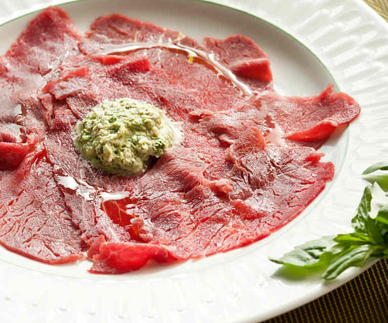 Carpaccio de ternera con salsa de piñones Carpaccio de ternera con salsa de piñones