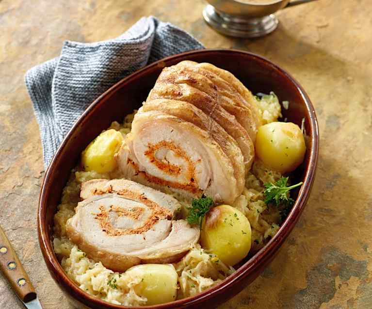 Gefüllter Schweinenacken mit Sauerkraut und Kartoffeln Gefüllter Schweinenacken mit Sauerkraut und Kartoffeln