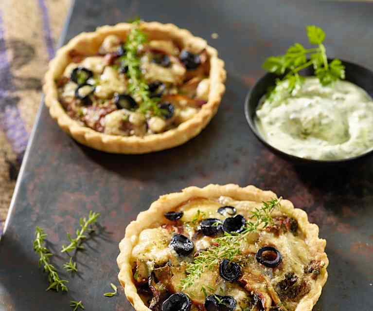Steinpilz-Tartelettes mit Fontina und Kerbel-Crème-fraîche-Dip Steinpilz-Tartelettes mit Fontina und Kerbel-Crème-fraîche-Dip
