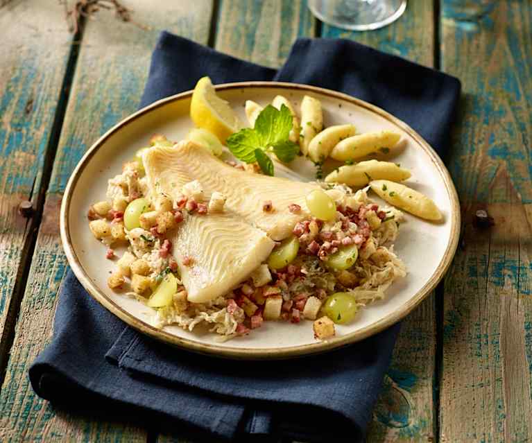 Heilbutt auf Champagnerkraut mit Trauben und Speck Heilbutt auf Champagnerkraut mit Trauben und Speck