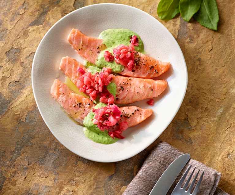 Warmer Zitronenlachs mit Radieschentatar und Sauerampfercreme Warmer Zitronenlachs mit Radieschentatar und Sauerampfercreme