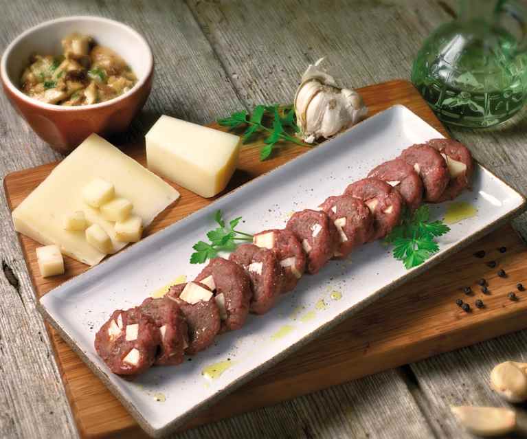 Salame di manzo al Montasio con contorno di porcini Salame di manzo al Montasio con contorno di porcini