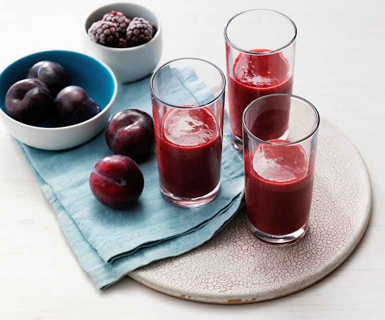 Smoothie de ciruelas rojas, moras, manzana y agua de coco Smoothie de ciruelas rojas, moras, manzana y agua de coco
