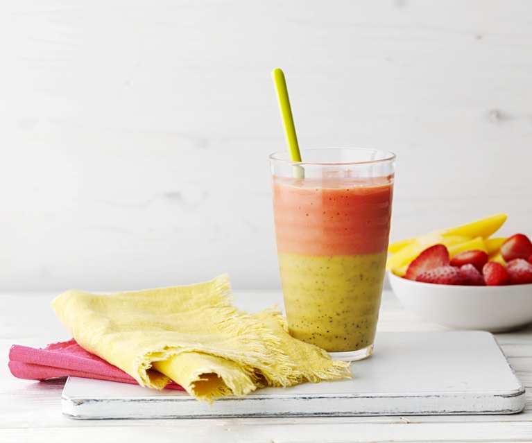 Smoothie bicolor de mango y piña y fresas y plátano Smoothie bicolor de mango y piña y fresas y plátano