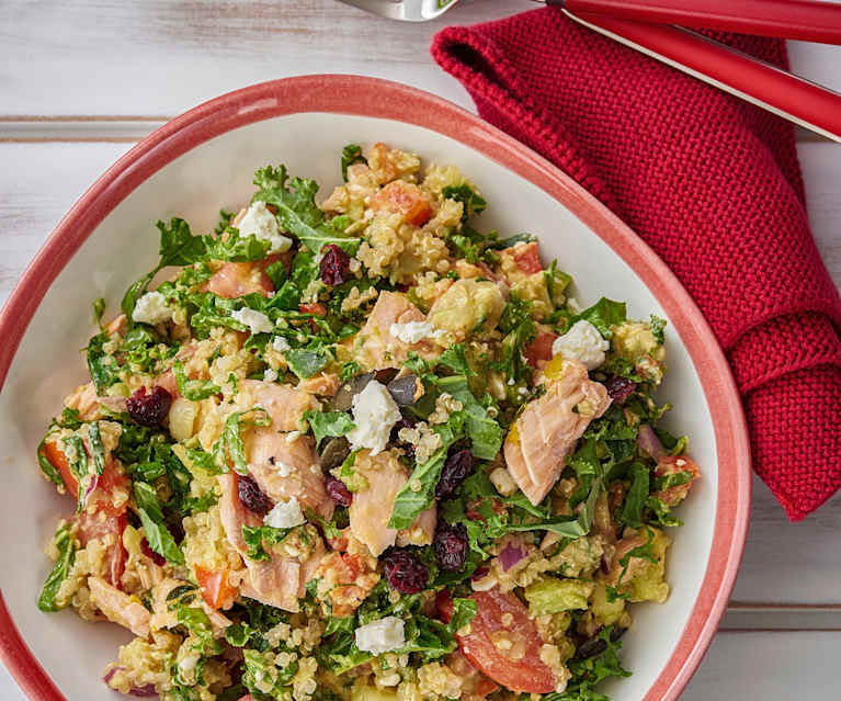 Zalm, quinoa, feta en salade van gemengde groenten