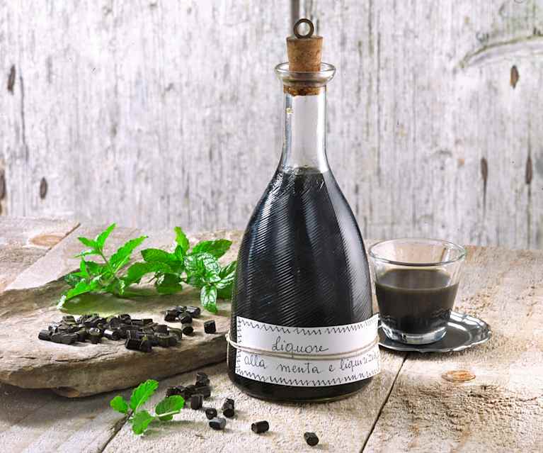 Liquore alla menta e liquirizia Liquore alla menta e liquirizia