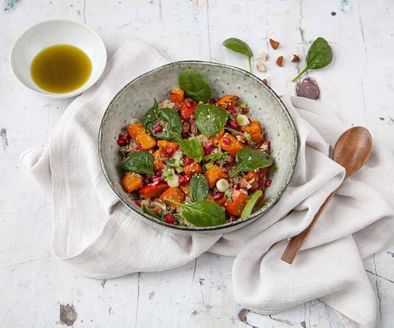 Sałatka z komosy ryżowej (quinoa) z pieczoną dynią i granatem Sałatka z komosy ryżowej (quinoa) z pieczoną dynią i granatem