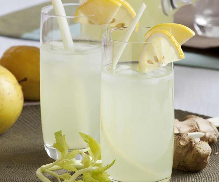 Agua con aroma de apio, limón, jengibre y manzana Agua con aroma de apio, limón, jengibre y manzana