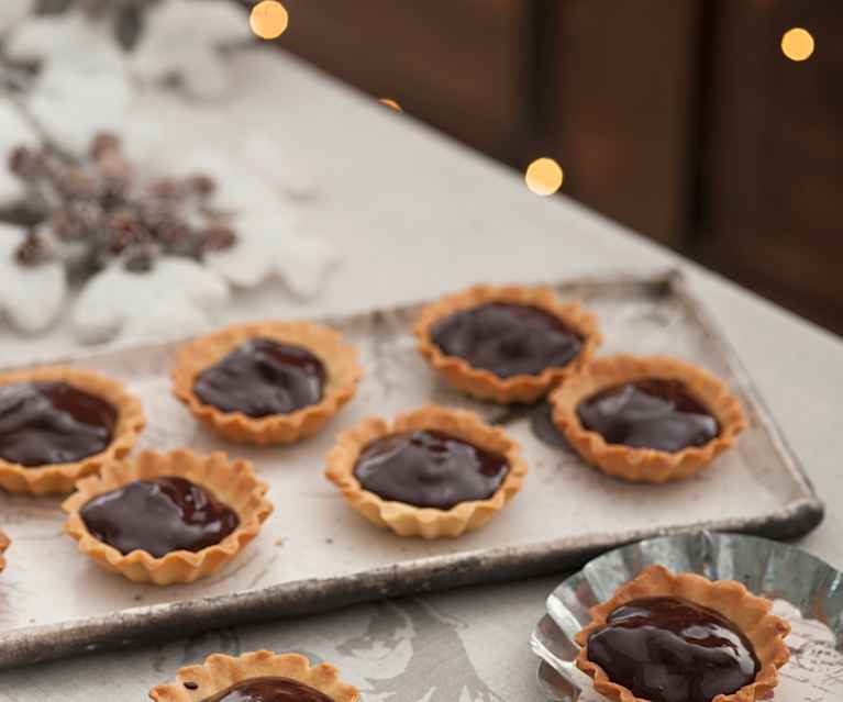 Tartaletas de chocolate con dulce de leche y nuez Tartaletas de chocolate con dulce de leche y nuez