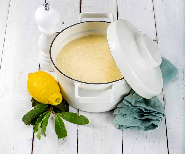 Avgolemono (Griechische Eier-Zitronen-Suppe) Avgolemono (Griechische Eier-Zitronen-Suppe)