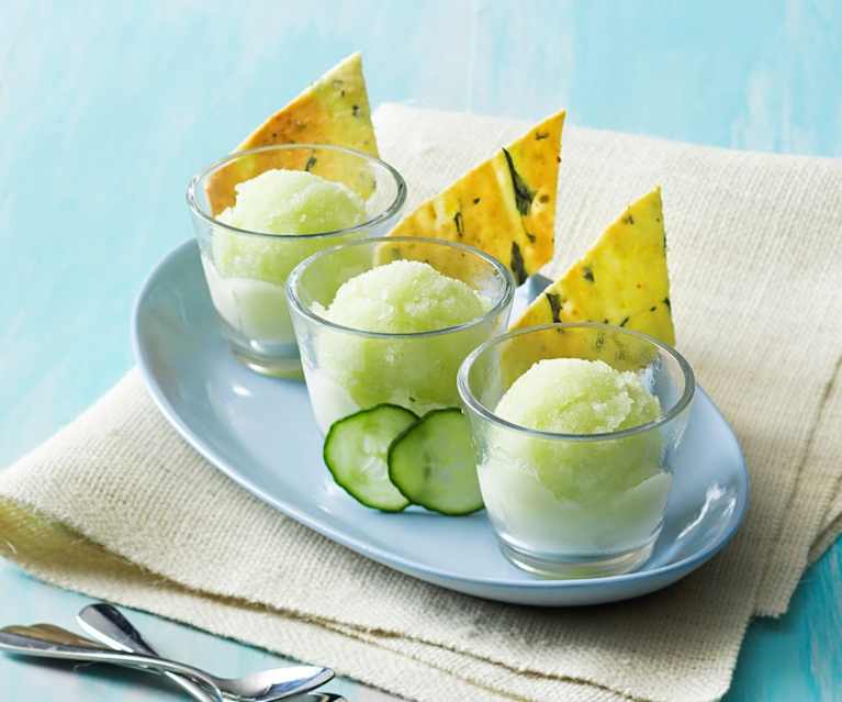 Sorbetto al Gin tonic e cetriolo con tuile alla menta Sorbetto al Gin tonic e cetriolo con tuile alla menta