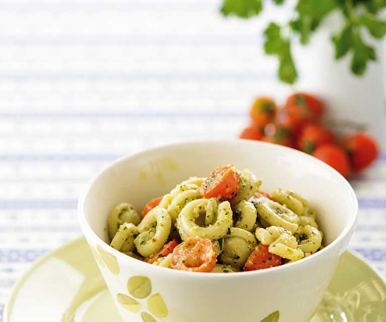 Massa com tomate-cereja e pesto de coentros e avelã Massa com tomate-cereja e pesto de coentros e avelã
