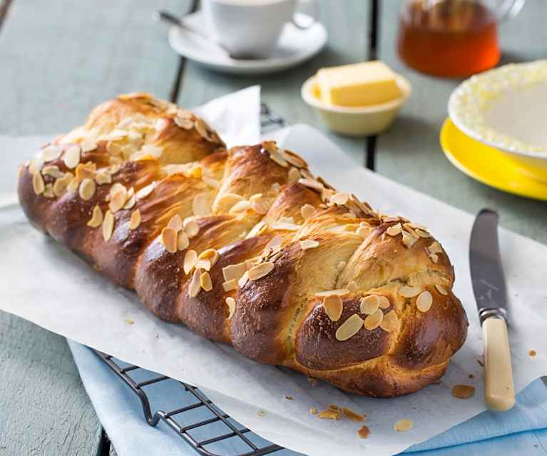 Greek Easter Bread (Tsoureki) Greek Easter Bread (Tsoureki)