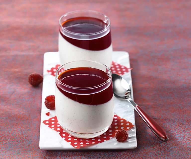 Pannacotta au yaourt de lait de chèvre et coulis de framboise Pannacotta au yaourt de lait de chèvre et coulis de framboise